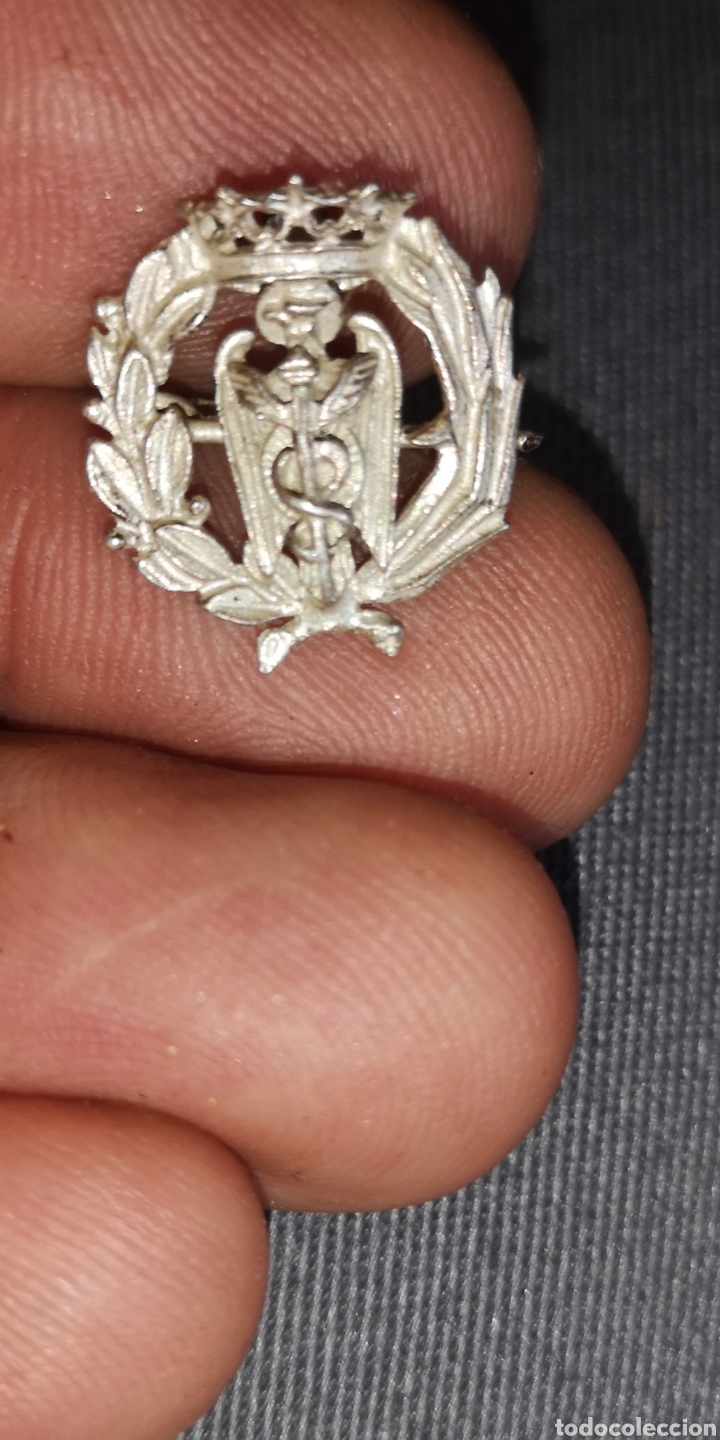 Militaria: Antigua insignia tipo solapa &eacute;poca Franco probablemente plata, C&aacute;mara de Comercio o farmacia