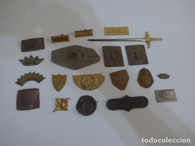 Militaria: Lote de 20 insignias de guerra civil y posterior, originales, restos de castells.