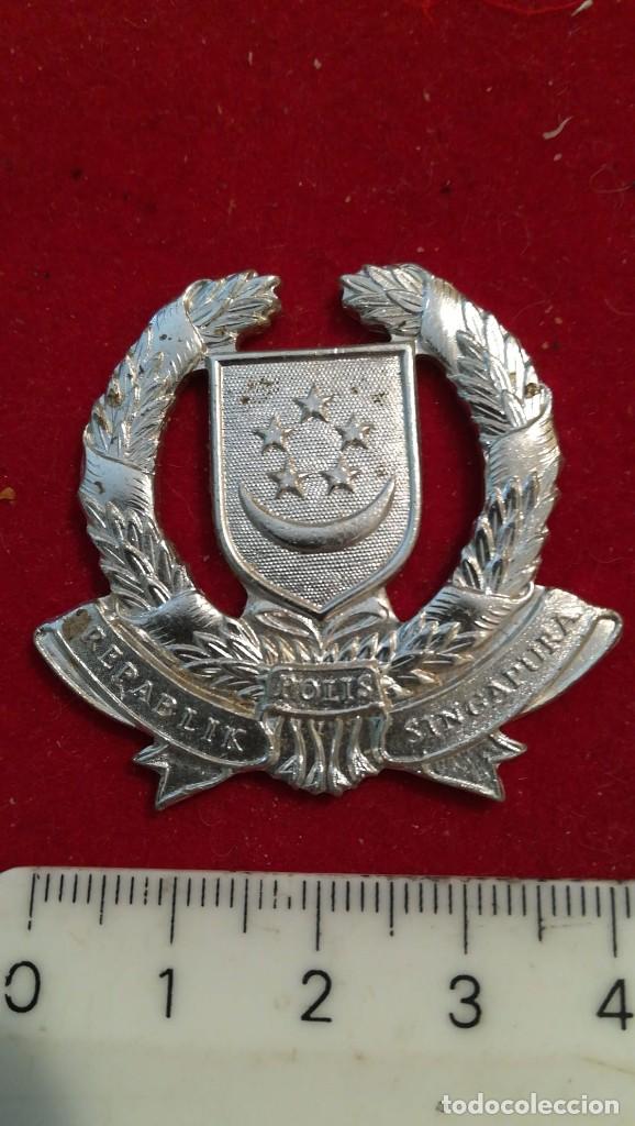 Militaria: INSIGNIA GORRA POLIC&Iacute;A SINGAPUR - Foto 1