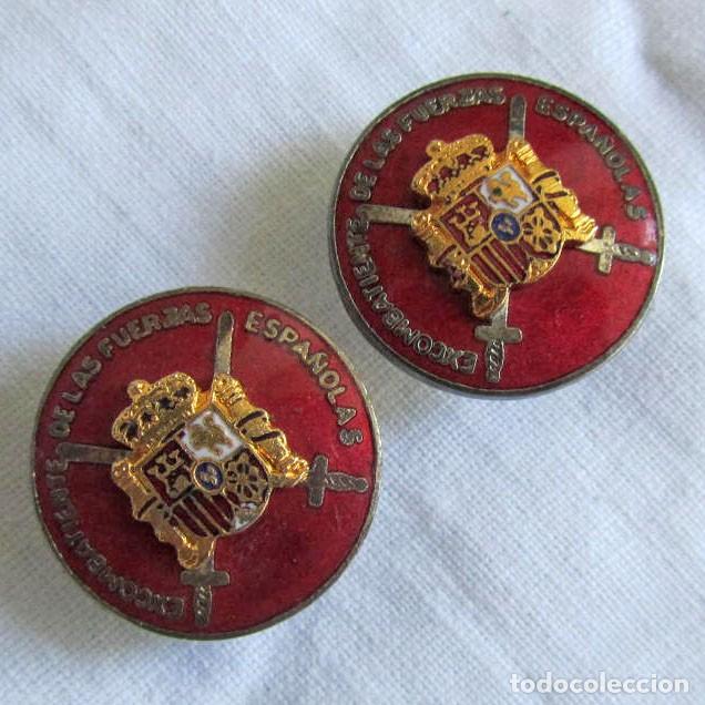 Militaria: Pareja de insignias de solapa Excombatientes de las Fuerzas Militares Espa&ntilde;olas, distintivo rojo