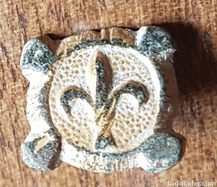 Militaria: Antigua insignia sobredorada flor lys