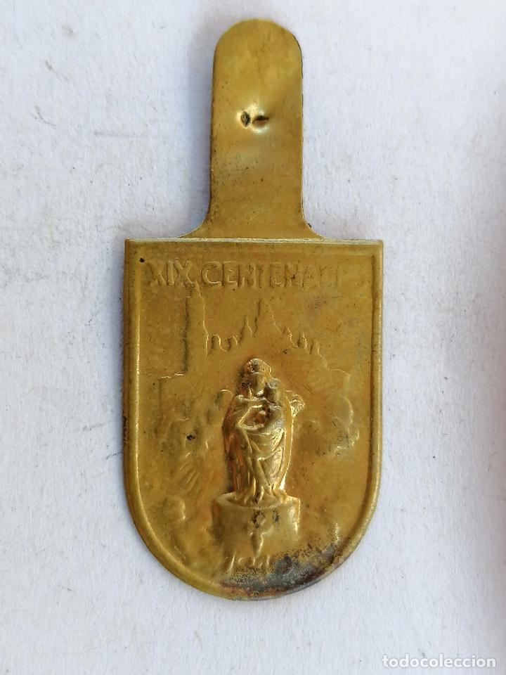 Militaria: CHAPA AUXILIO SOCIAL FALANGE, VIRGEN DEL PILAR XIX CENTENARIO