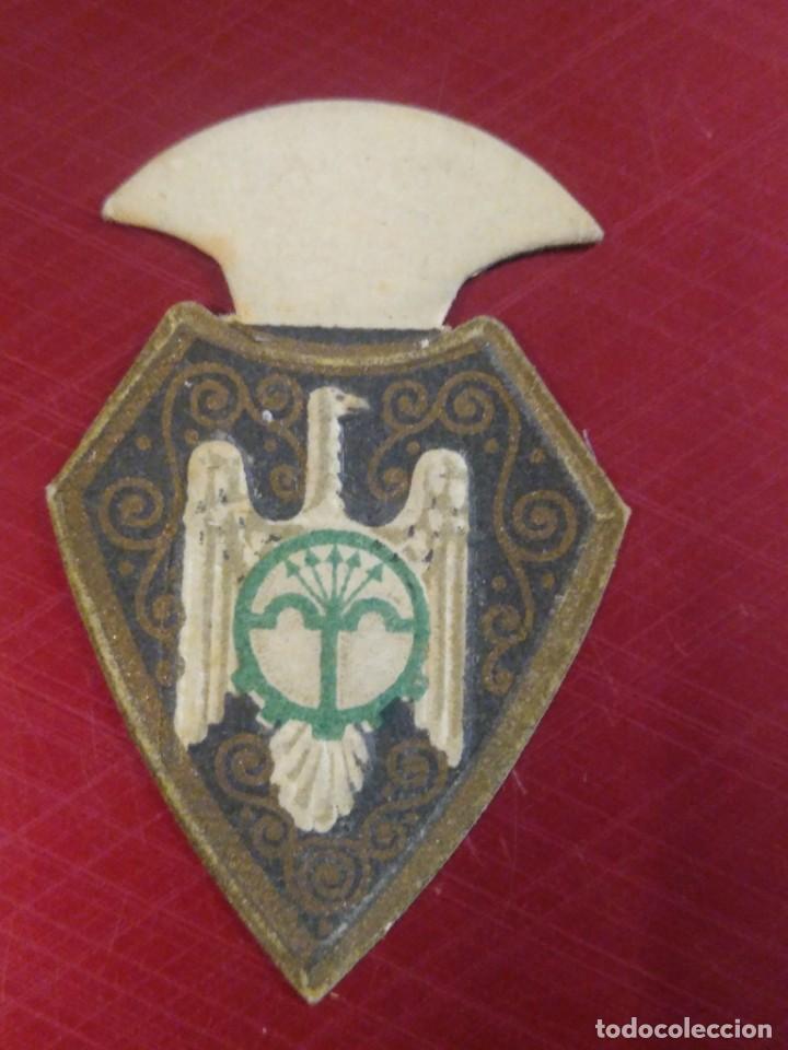 Militaria: Auxilio Social Emblema de Falange. Raro sin valor.