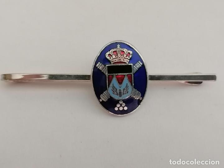 Militaria: INSIGNIA DOS CA&Ntilde;ONES CRUZADOS CON CORONA Y BOLAS DE CA&Ntilde;ON, PLATA Y ESMALTES