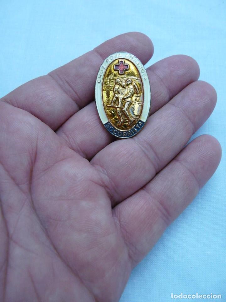 Militaria: INSIGNIA CRUZ ROJA SOCORRISTA