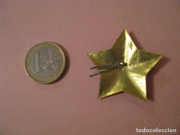 Militaria: INSIGNIA ESTRELLA ROJA DE LA GORRA. CHINA. - Foto 2