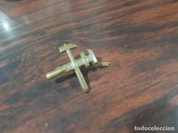 Militaria: Rusia - URSS. Uni&oacute;n Sovi&eacute;tica. Pin chaqueta