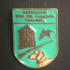Militaria: PIN CAZA ASOCIACIÓN CAZADORES TARADELL - “ASSOCIACIÓ FIRA DEL CAÇADOR TARADELL”. Lote 218322821