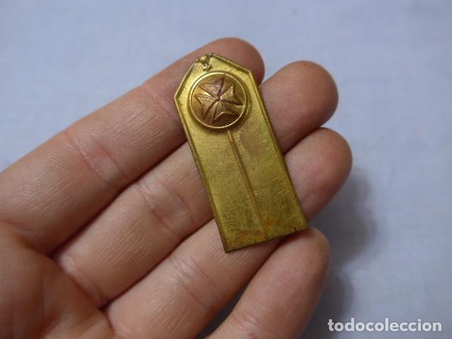 Militaria: * Antigua presilla trabilla de sanidad militar, para gorra ros, original. ZX