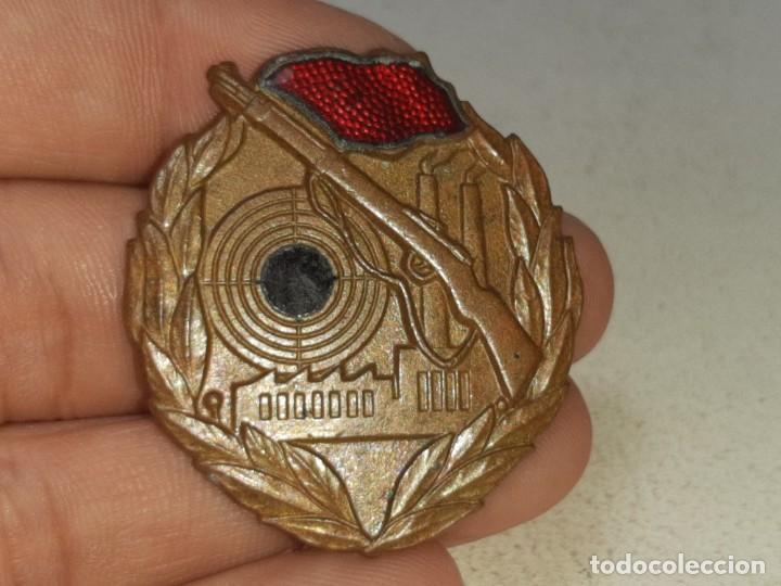 Militaria: ANTIGUA INSIGNIA DISTINTIVO FRANCOTIRADOR 3&ordf; CATEGORIA DDR ALEMANIA DEL ESTE URSS COMUNISTA A&Ntilde;OS 60