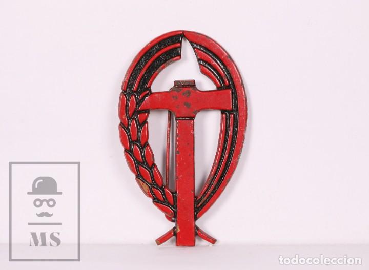 Military Antiques: Antigua Insignia de la CNS / Central Nacional Sindicalista - Medidas 34 x 55 mm