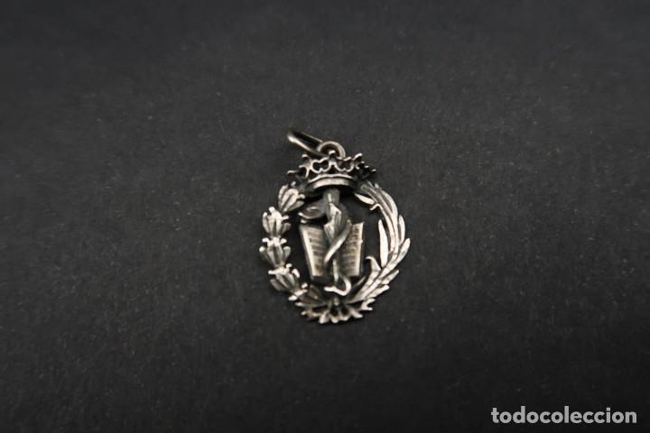 Militaria: Antigua Insignia Colgante de Plata Escuela Medicina