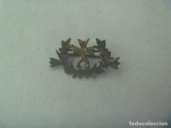 Militaria: GUERRA CIVIL : MINUSCULO EMBLEMA DE SANIDAD MILITAR, HECHO A MANO POR JOYERO, QUIZAS SEA PLATA