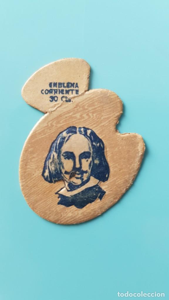 Militaria: Emblema corriente auxilio social serie G n⁰18. VEL&Aacute;ZQUEZ.