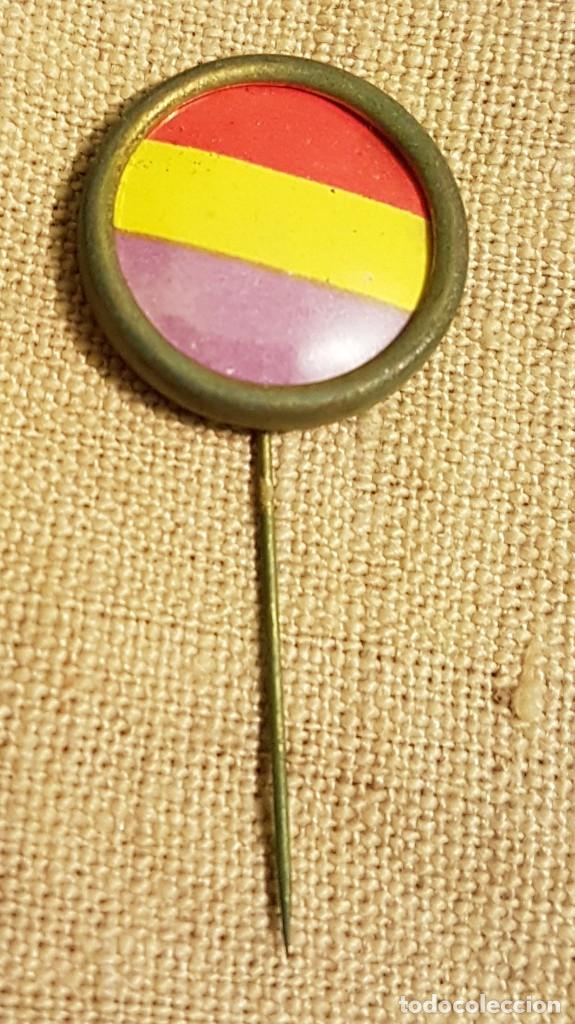 Militaria: Emblema aguja alegorico republica chapa carton y celuloide