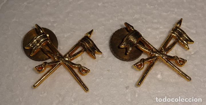 Militaria: PAREJA DE INSIGNIAS MILITARES. ESCUDO CABALLER&Iacute;A. DORADO METAL