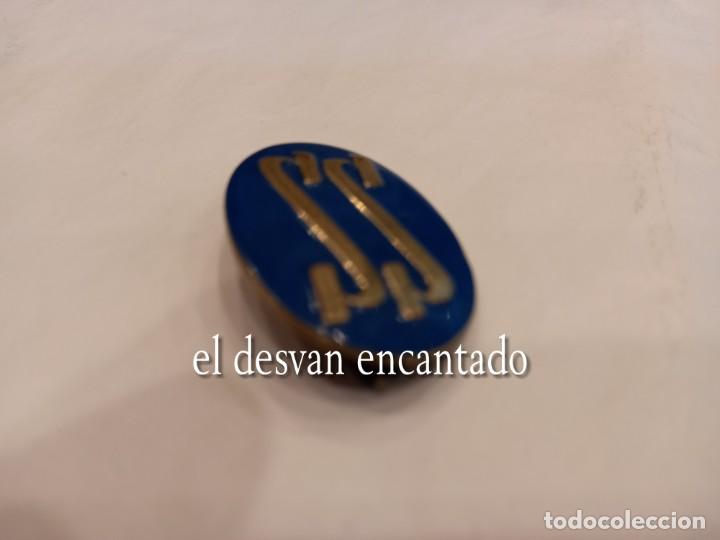 Militaria: Antigua chapa de aguja SERVICIO SOCIAL. Color azul