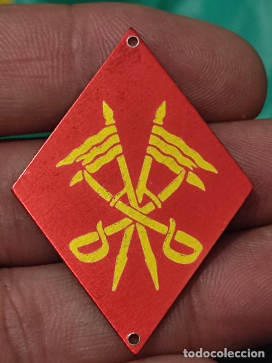 Militaria: CABALLERIA MILITAR ROMBO ESTANDARTES SABLES CRUZADAS ALUMINIO SERIGRAFIA DORADO ROJO 4,7 CM ALTO