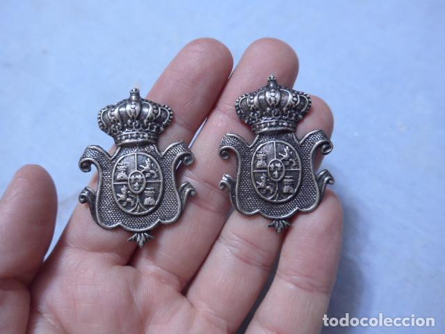 Militaria: * Antigua pareja de 2 emblemas grandes escudo espa&ntilde;ol de isabel II, originales. ZX
