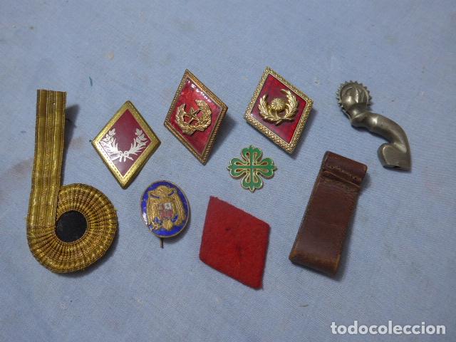 Militaria: * Antiguo lote militar variado, insignias y trozo de espuela de caballeria y galon. ZX