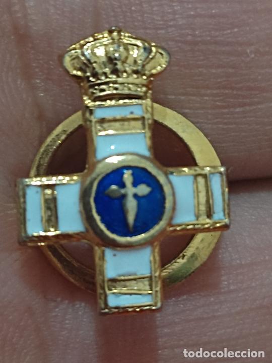 Military Antiques: DISTINTIVO BLANCO CRUZ SANTIAGO FONDO AZUL BAJO CORONA INSIGNIA MEDALLA OJAL 1,8 CM PENSIONADA