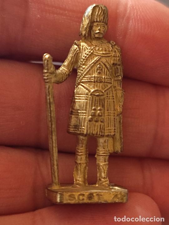 Militaria: SCAME SCOT 4 FIGURA METAL DORADO KINDER 4 CMS ALTO