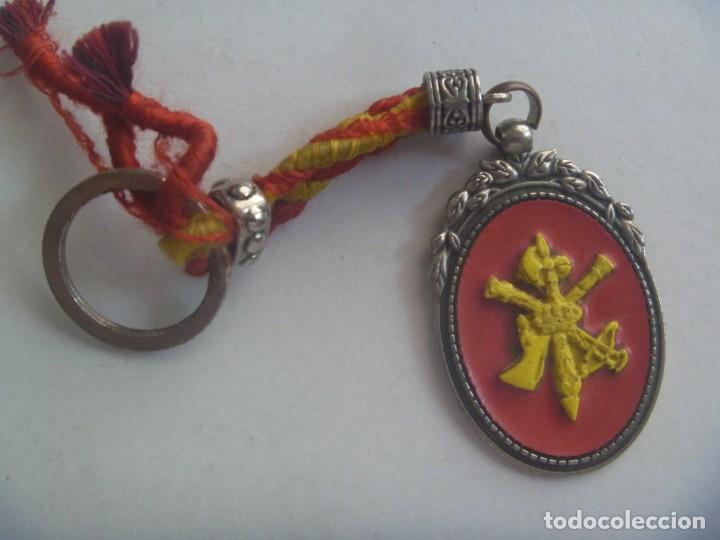 Militaria: LA LEGION : LLAVERO RARO , DIRIASE QUE ARTESANAL (?), CON EMBLEMA Y CORDON CON COLORES BANDERA