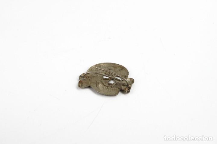 Militaria: Insignia en forma de calavera - aluminio - Foto 2