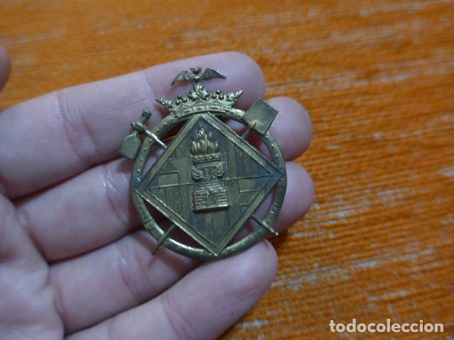 Militaria: Antigua insignia emblema de bomberos de Barcelona de epoca republicana, original.