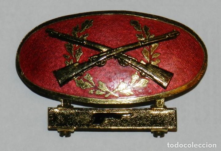 Militaria: Insignia Distintivo de Tirador con pasador de pistola. Época de Franco. Esmaltada a fuego, mide 6 cm - Foto 2 - 305149278