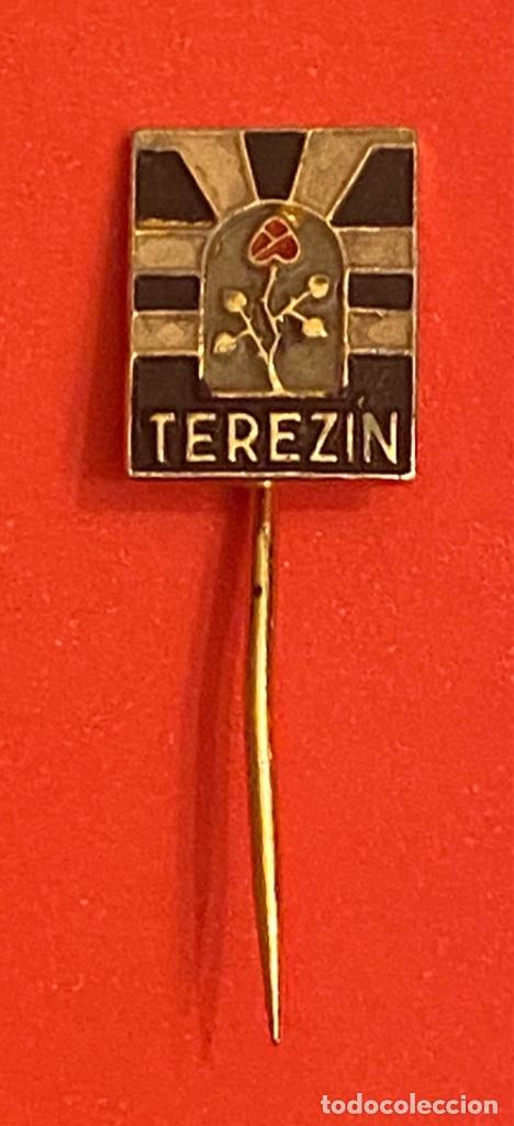 Militaria: Insignia de alfiler recordatorio del campo de concentración alemán de Terezin (Theresienstadt ) - Foto 3 - 309595458