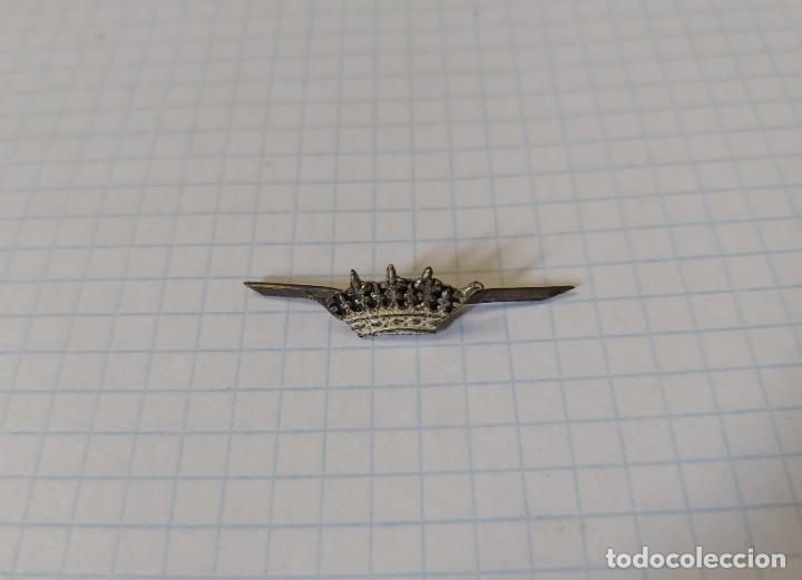 Militaria: Insignia corona de 1,4 x 0,5 cm aprox., &eacute;poca de Franco