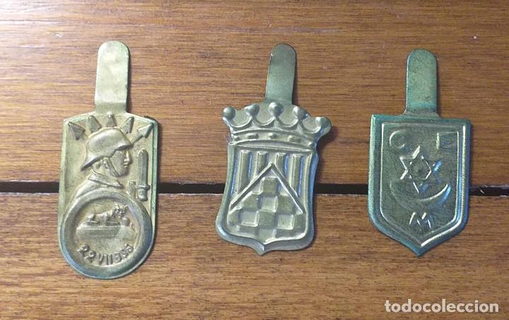Militaria: 3 Emblemas auxilio social, metalicos.