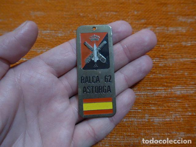 Militaria: Antigua insignia de artilleria del Ralca 62 de astorga, original.