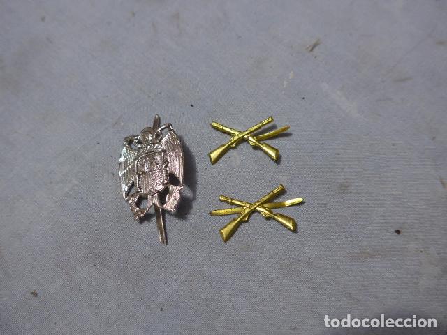 Militaria: Lote 3 antigua insignia, variedad. Una aguila franquista y 2 a identificar.
