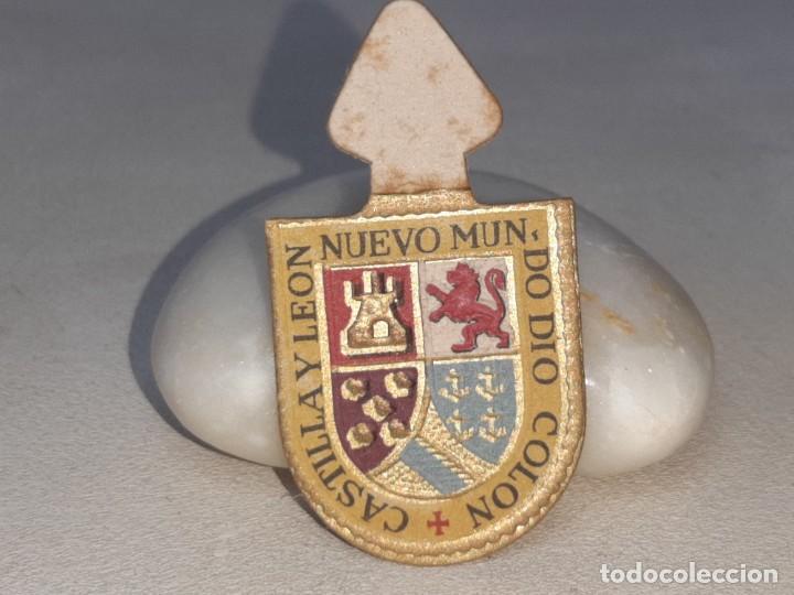 Militaria: ANTIGUO EMBLEMA AUXILIO SOCIAL SERIE B N&ordm; 6 1492 ESCUDO ARMAS CRISTOBAL COLON A&Ntilde;OS 40