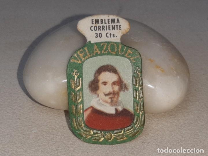 Militaria: ANTIGUO EMBLEMA AUXILIO SOCIAL CORRIENTE 30 CENTIMOS SERIE G N&ordm; 6 VELAZQUEZ A&Ntilde;OS 40