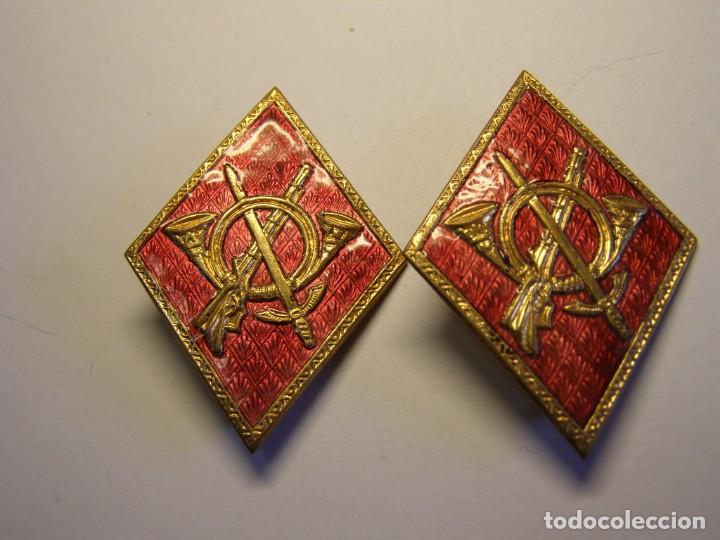 Militaria: Par de antiguas insignias rombo del Ej&eacute;rcito Espa&ntilde;ol de infanteria, a&ntilde;os 60.