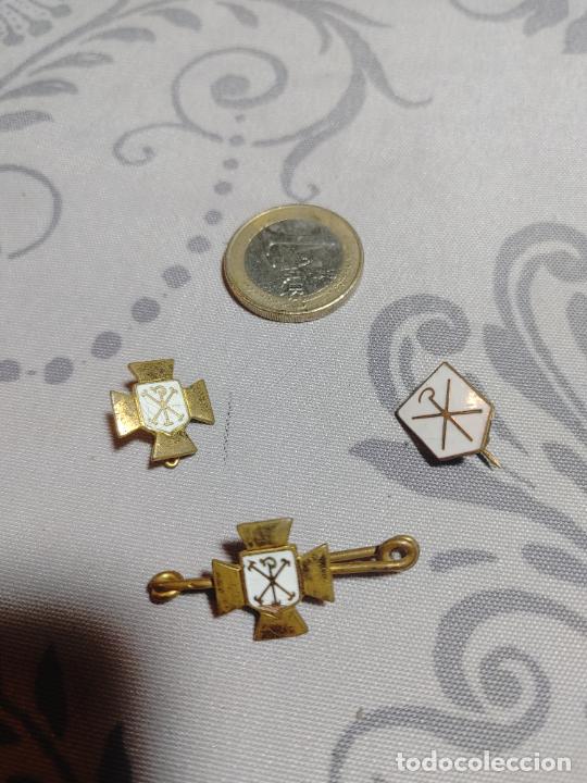 Militaria: LOTE 3 INSIGNIAS EMBLEMAS MUJERES DE ACCION CATOLICA INSIGNIA CRUZ DE MALTA ESMALTADA.