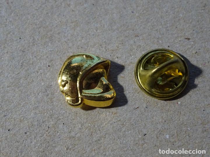 Militaria: PIN DE BOMBEROS. CASCO DORADO - Foto 1