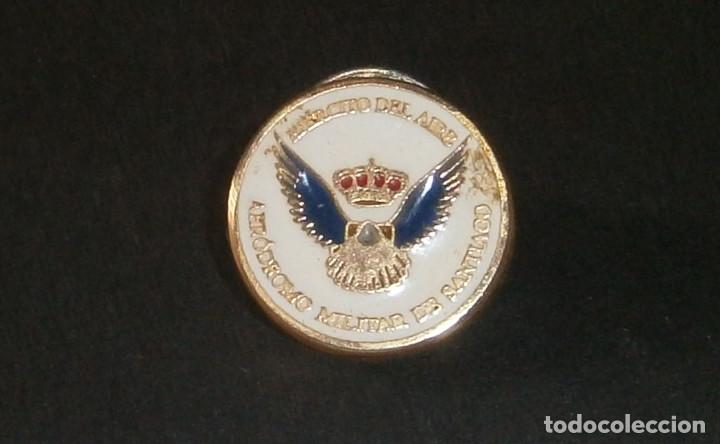 Militaria: emblema pin ejercito del aire aerodromo de Santiago