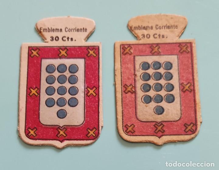 Militaria: 2 emblemas corrientes Auxlio social serie B n⁰32. Vel&aacute;zquez.Variedad con y sin relieve y color.