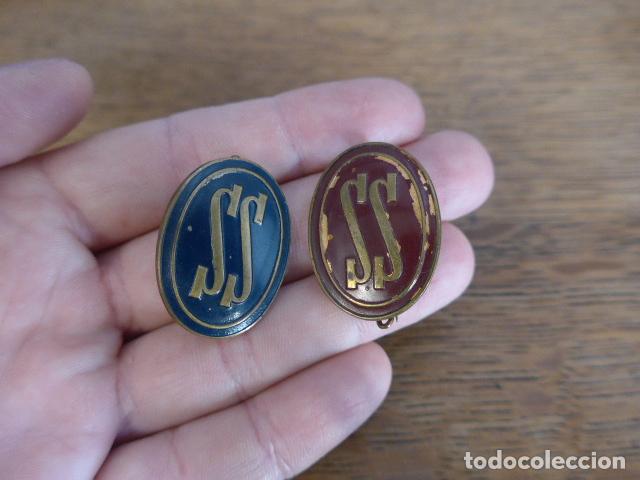 Militaria: Lote 2 antigua insignia emblema del servicio social, falange, original. Raro modelo marron.