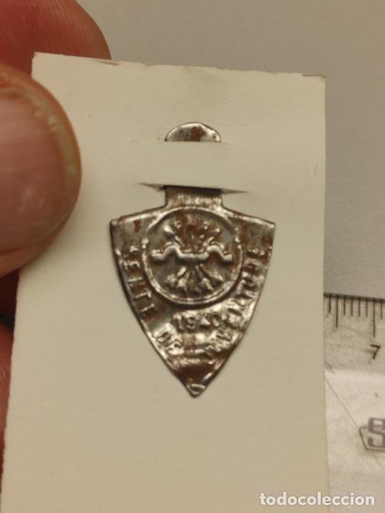 Militaria: GUERRA CIVIL EMBLEMA MET&Aacute;LICO, AUXILIO SOCIAL, FRENTE DE JUVENTUDES, 1940, FALANGE