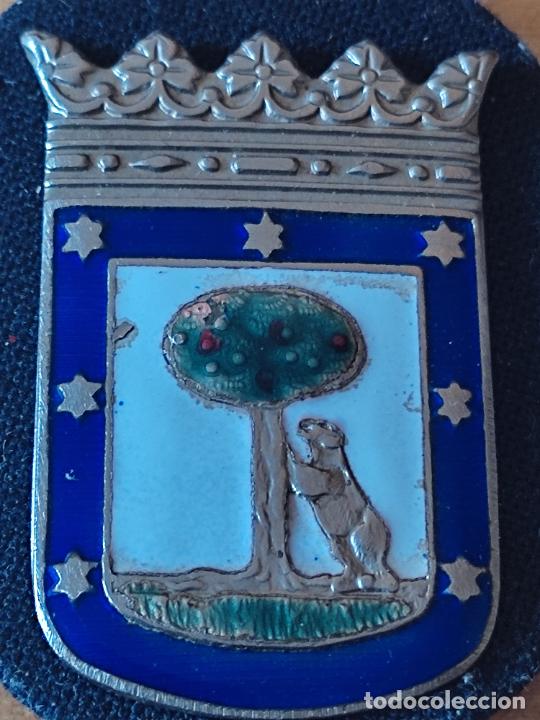 Militaria: AYUNTAMIENTO MADRID ESMALTE ESCUDO GORRA O SIMILAR DORSO 4,5 CM LEER