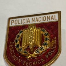 Militaria: DISTINTIVO DE LA POLICIA NACIONAL (2 PIEZAS ESMALTADO) DERECHO Y TÉCNICAS POLICIAL -