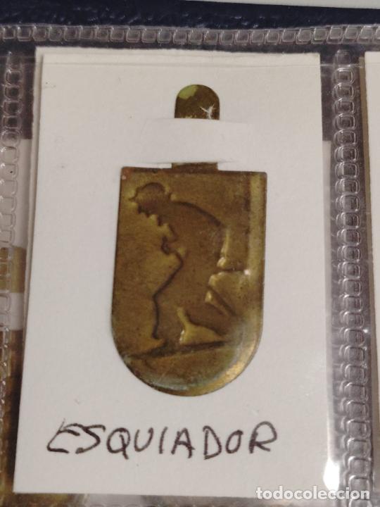 Militaria: EMBLEMA AUXILIO SOCIAL METALICO GUERRA CIVIL ESQUIADOR ESQUI