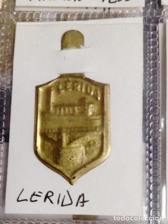 Militaria: EMBLEMA AUXILIO SOCIAL METALICO GUERRA CIVIL ESCUDO LERIDA