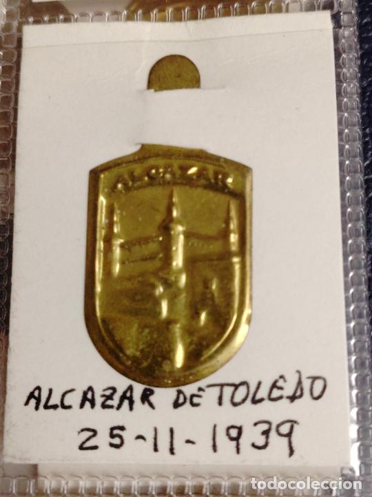 Militaria: EMBLEMA AUXILIO SOCIAL METALICO GUERRA CIVIL ESCUDO ALCAZAR DE TOLEDO
