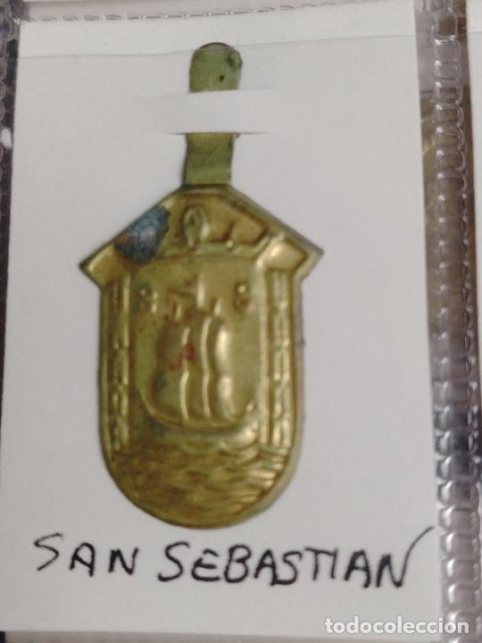 Militaria: EMBLEMA AUXILIO SOCIAL METALICO GUERRA CIVIL ESCUDO SAN SEBASTIAN